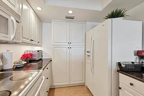 5201 Gulf Of Mexico Dr — Photo 22