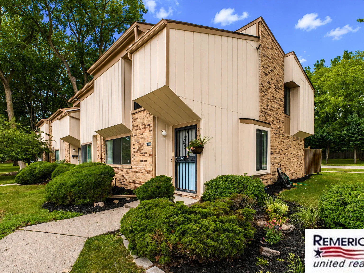 2 bed, 1.5 bath, 1217 sqft, $1,700 — Photo 3