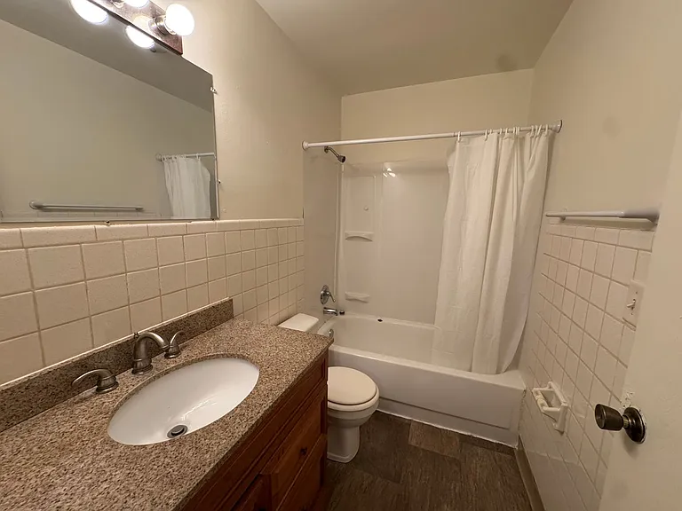 723 20th St #8 — Photo 3