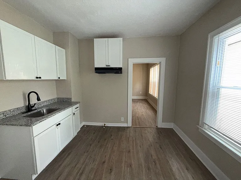9142 Isham — Photo 3