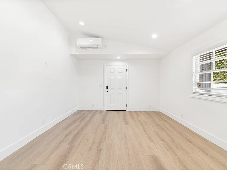 5227 Beckford Ave — Photo 9