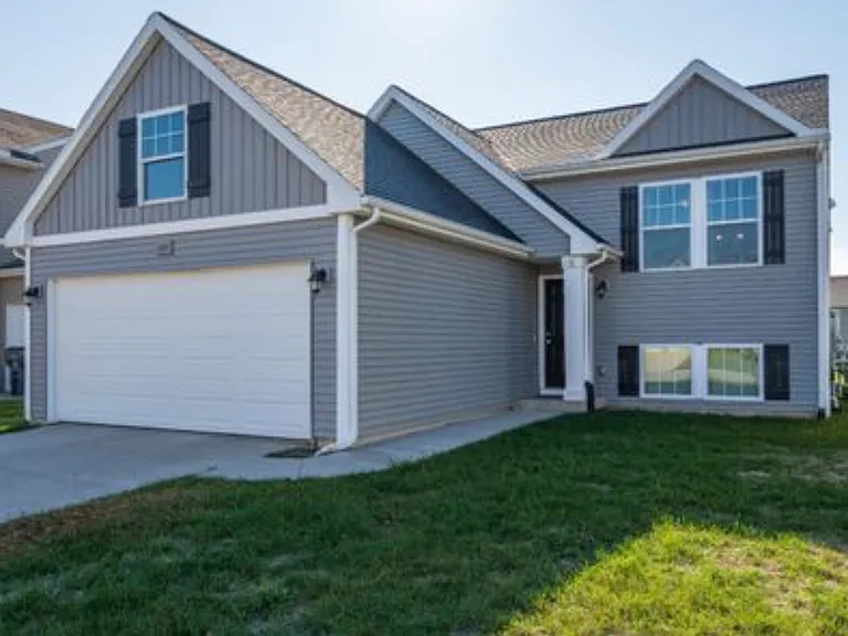 1205 Gardner Pond Ln — Photo 2