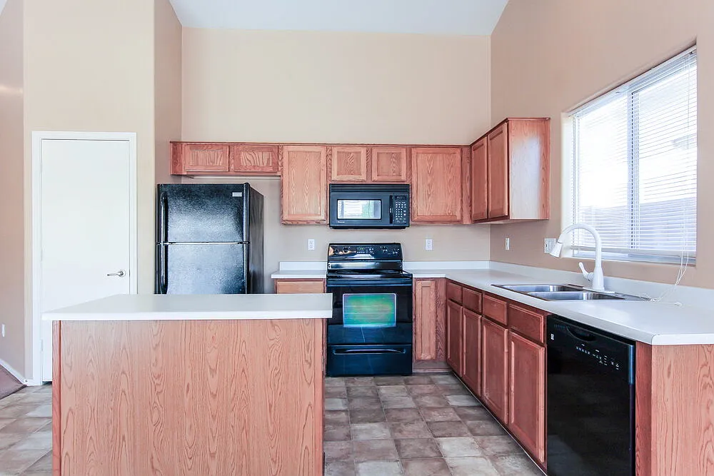 4 bed, 2.0 bath, 1798 sqft, $2,325 — Photo 4
