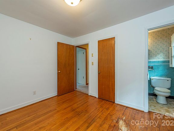 4th image of 330 S Lakewood Cir