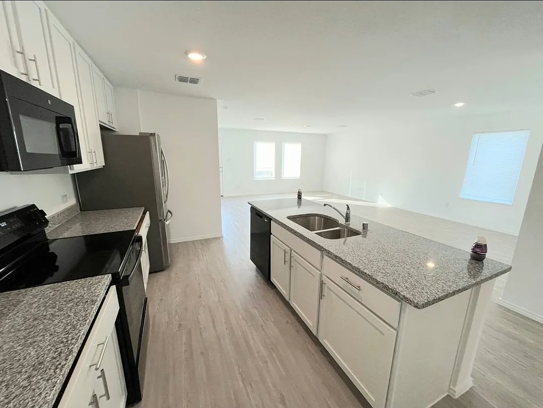 4 bed, 1674 sqft, $2,025 — Photo 2