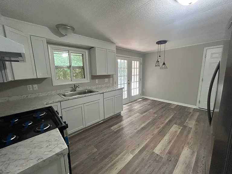 385 N Lakeshore Dr — Photo 2