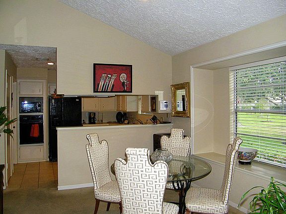 3rd image of 32 Windsor Ct