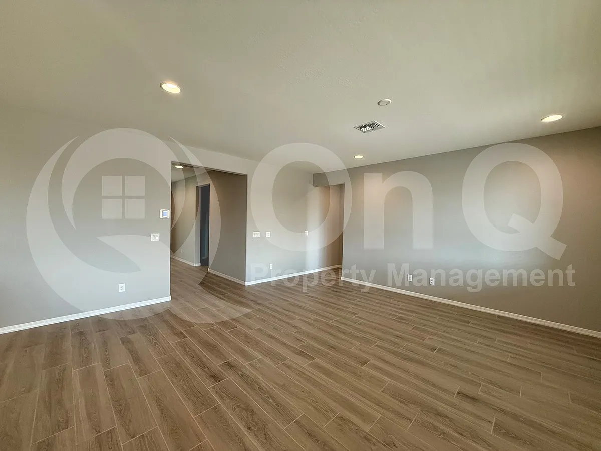 3 bed, 2.5 bath, 2323 sqft, $2,125 — Photo 4