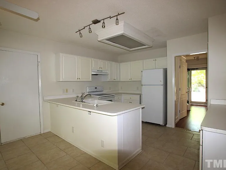 208 Ashley Brook Ct — Photo 4