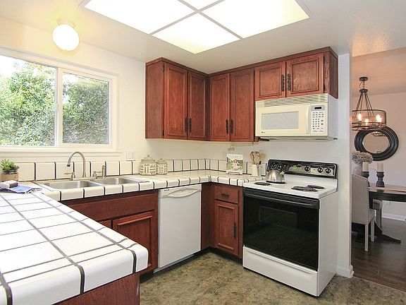 5th image of 124 Donna Ct