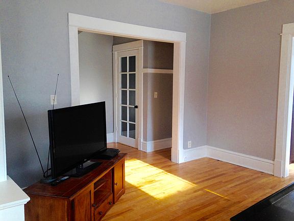 Living Room/Entryway