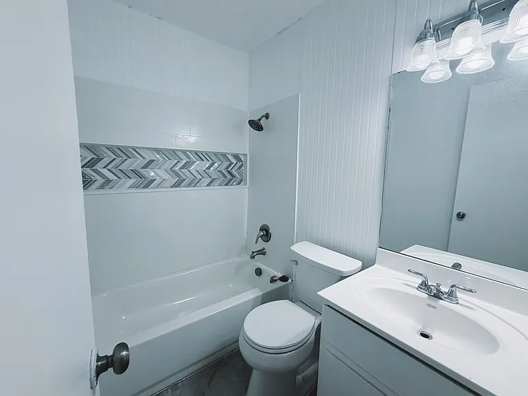 9906 Hundred Oaks Cir #B — Photo 16