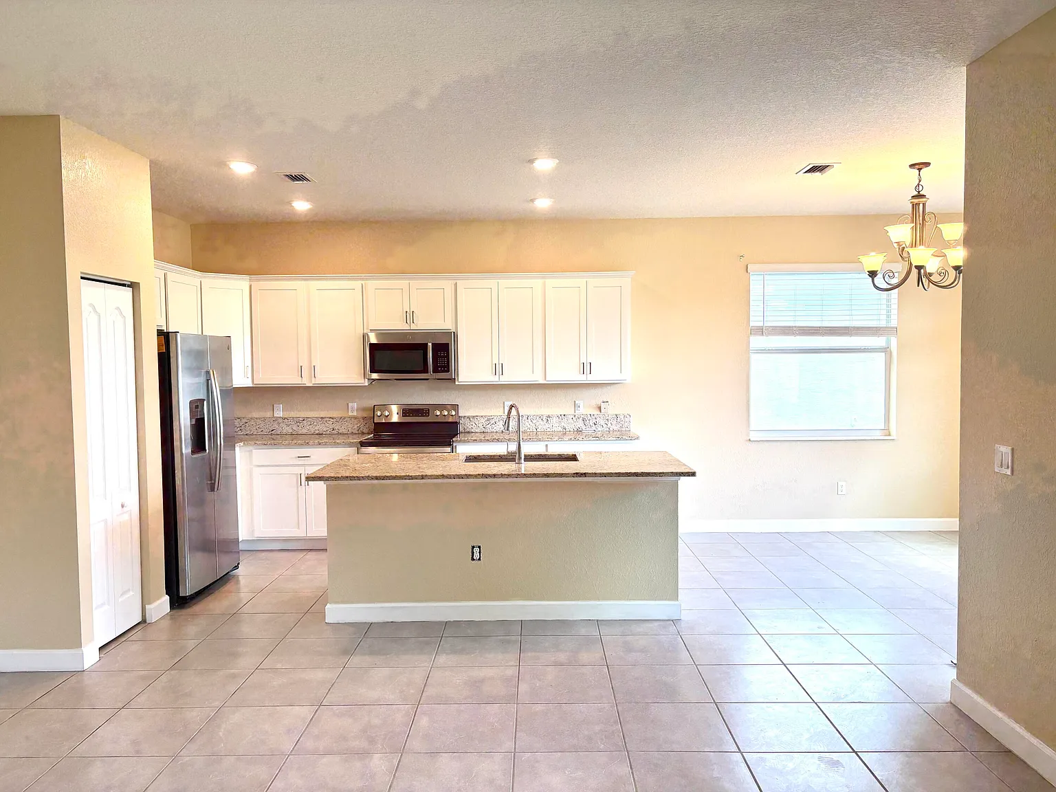 4 bed, 2.5 bath, 2211 sqft, $2,800 — Photo 3