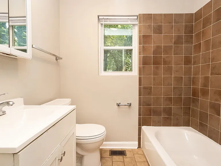305 Sunrise Ln #B — Photo 11