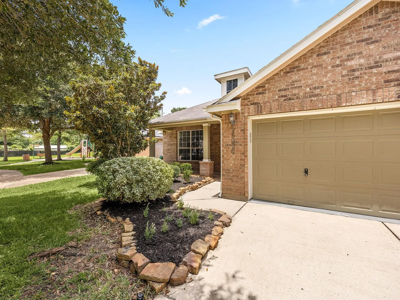 3 bed, 2.0 bath, 2254 sqft, $2,450 — Photo 3