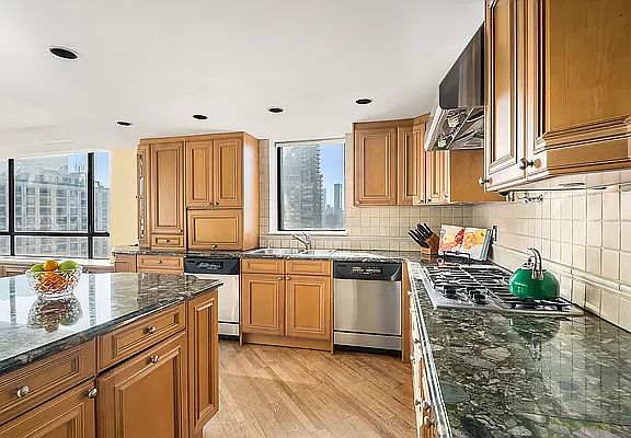 4th image of 190 E 72nd St APT 33B