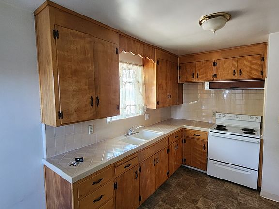 3rd image of 143 W Loretta Ave