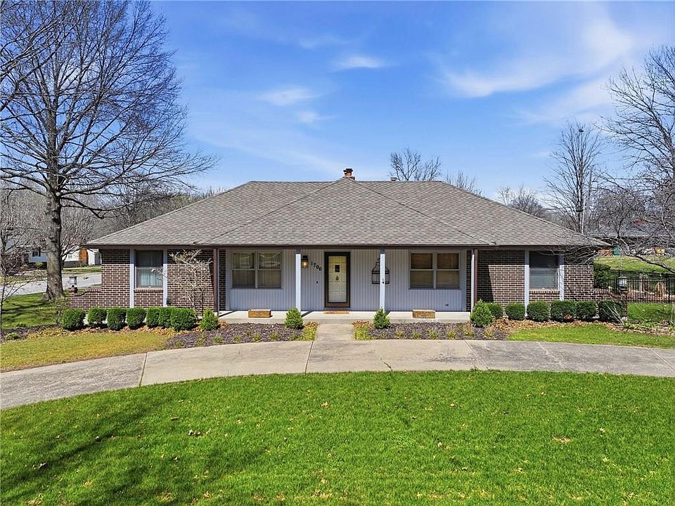 1st image of 1700 Twin Oaks Dr