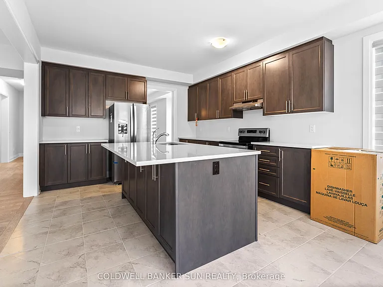 166 Prince Charles Cres — Photo 13