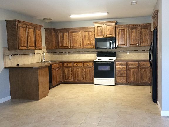 Large kitchen comes with all nice appliances