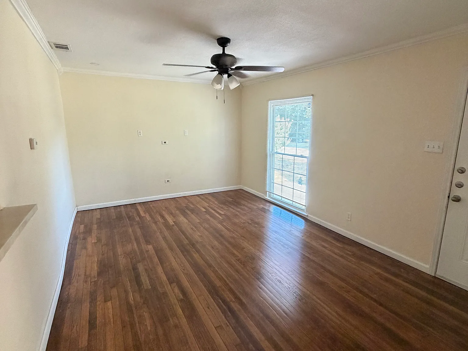 3 bed, 842 sqft, $1,795 — Photo 2