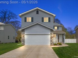 310 Fountain Park Dr, Waterford, MI 48327