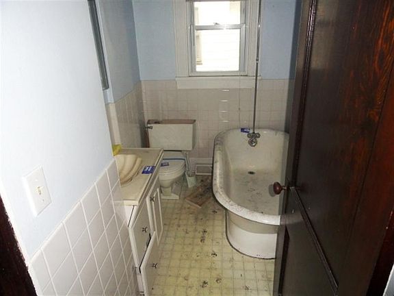 4th image of 1052 Joy Ave
