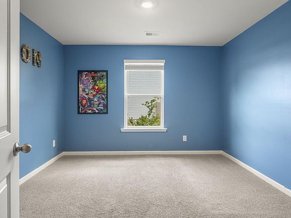 5th image of 361 Spruce Ivy St