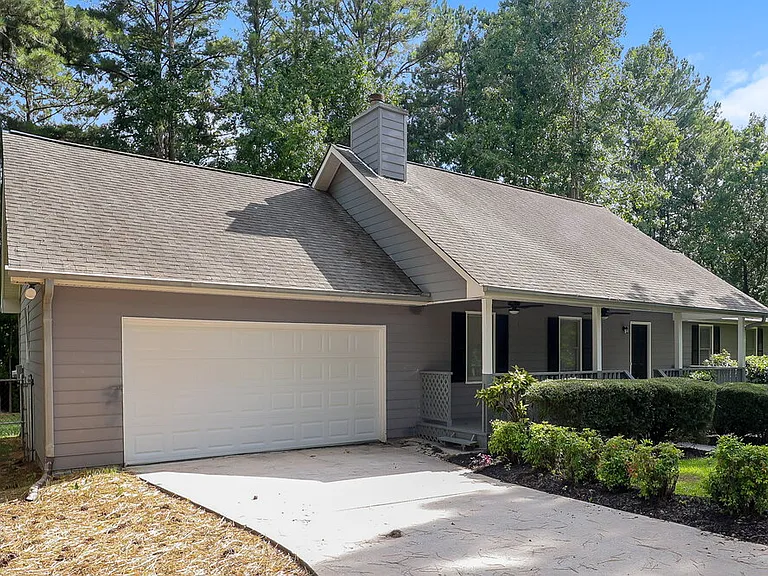 1604 Carriage Hills Dr — Photo 3