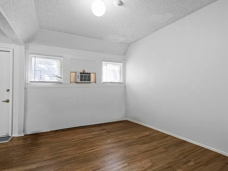 2335 Portland St — Photo 19