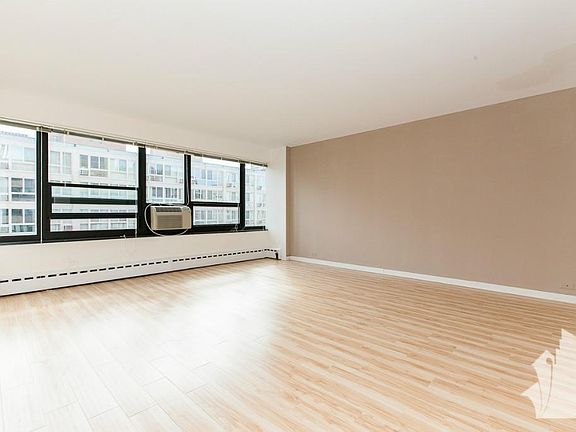 5th image of 352 W Oakdale Ave #308C