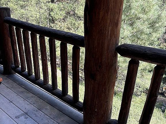 Front porch hear the creek 