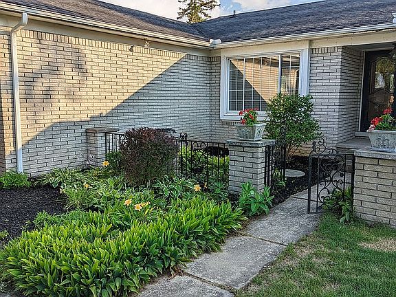 3rd image of 733 Sunnybeach Dr