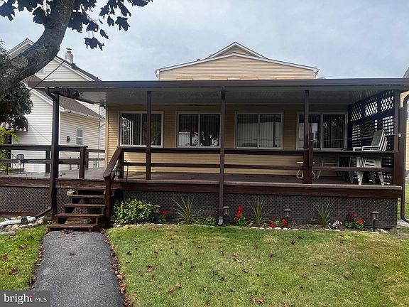 4th image of 110 E Grant St #112