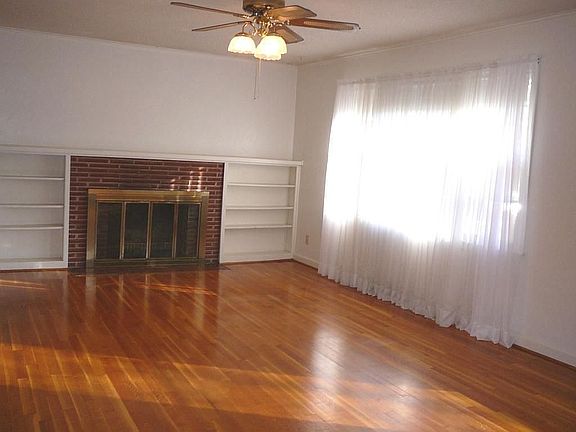 Living Room w/fireplace