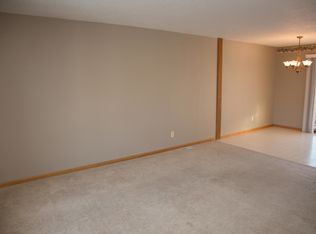 5572 Northwood Ct, Dubuque, IA 52002