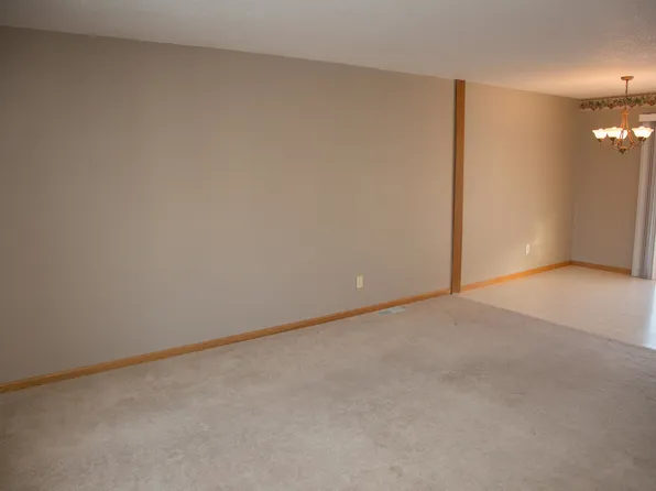 5572 Northwood Ct, Dubuque, IA 52002