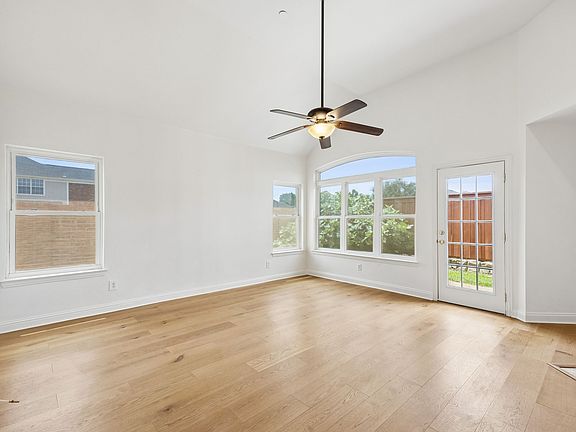 5th image of 597 Southridge Way