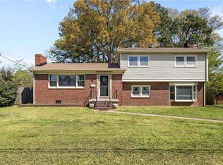 32 Meadowbrook Dr, Hampton, VA 23666