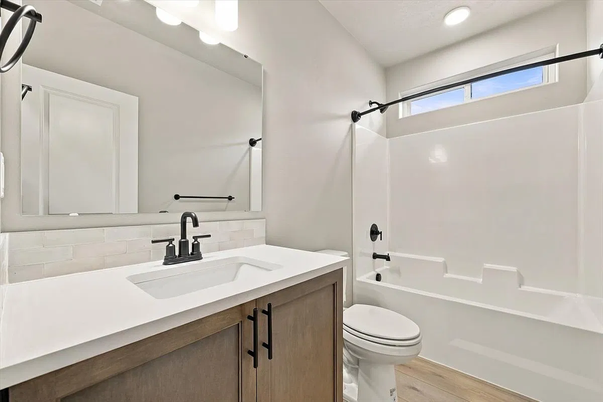 W 24th Ave, Kennewick — Photo 4