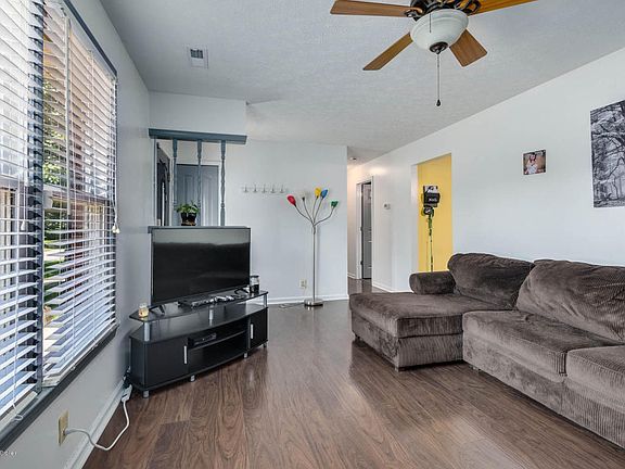 5th image of 1835 Oakwood Dr