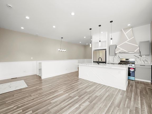 4th image of 831 N Lawndale Ave