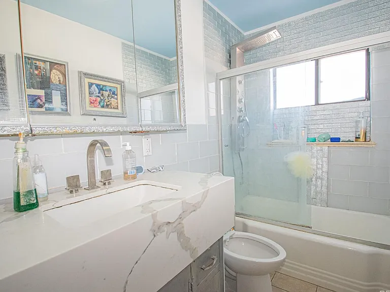 Upstairs Shared Bathroom