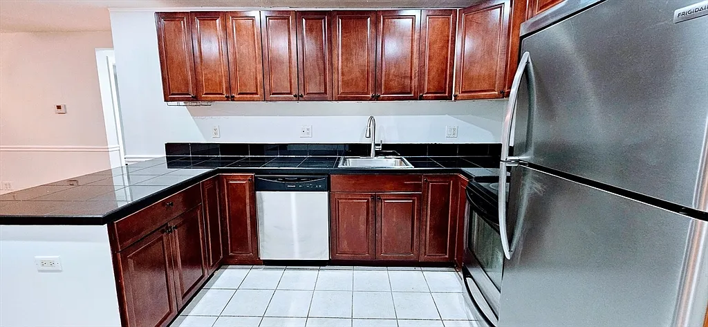 2 bed, 1.5 bath, 713 sqft, $2,475 — Photo 2