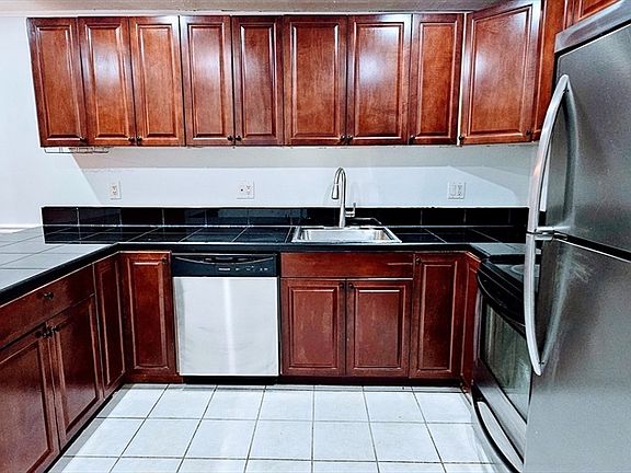 2nd image of 7 Oakcrest Rd APT 6