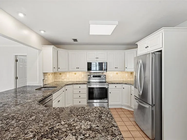 345 Bailey St — Photo 17