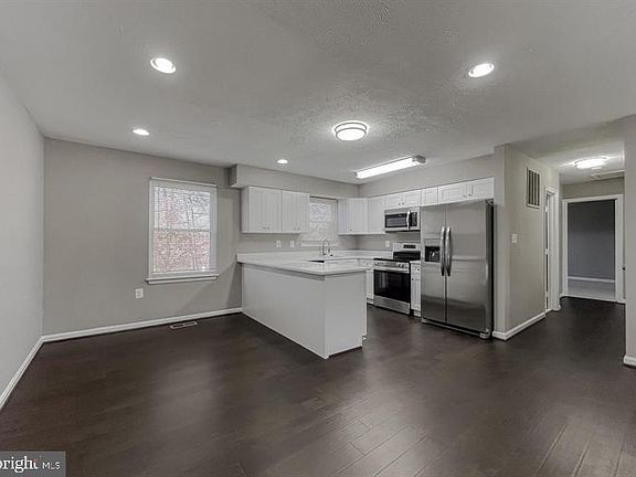 3rd image of 1016 Hill Rd