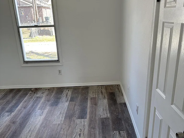 516 E George St — Photo 16