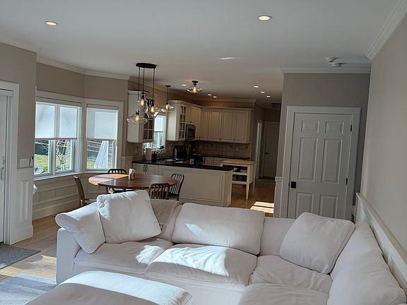 4th image of 133 Manor Ln