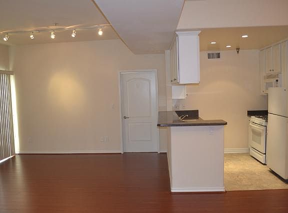 4th image of 1771 Beloit Ave APT 203